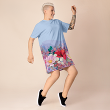 Load image into Gallery viewer, Undulating T-shirt dress
